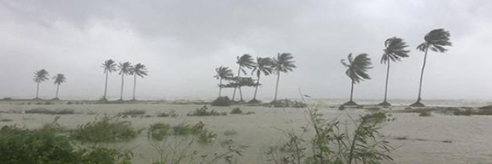 Ураган уничтожил судно и убил одного моряка