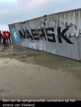 В море попал «жуткий» груз: с крупнейшего контейнеровоза посыпалось 270 контейнеров