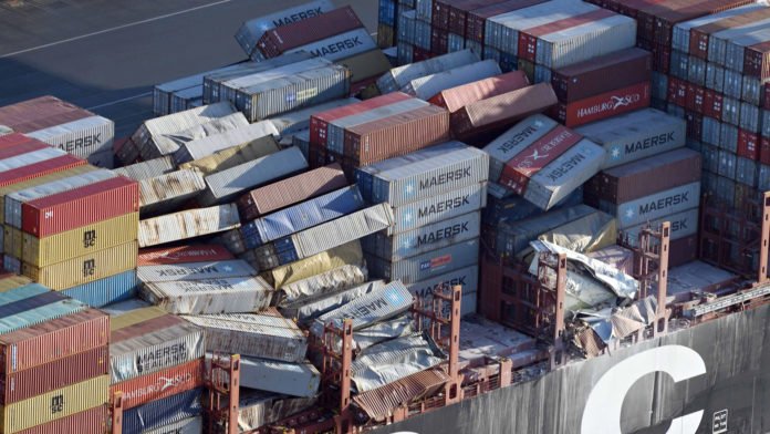 В Северном море судно потеряло контейнеры с опасным грузом