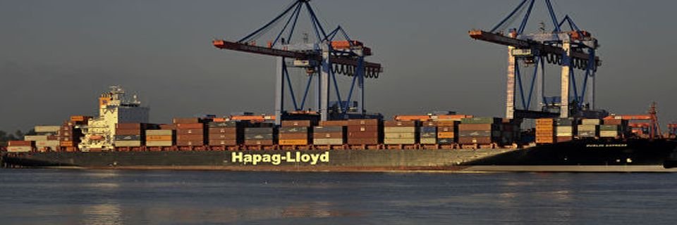 Вблизи Канады горит контейнеровоз