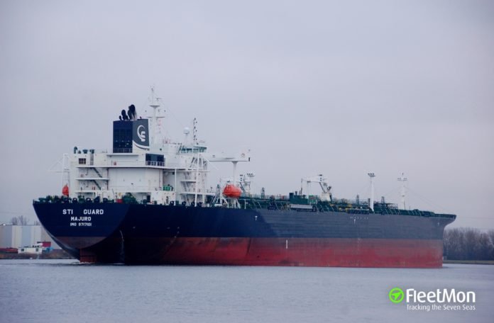 Драка на борту: капитан танкера получил удар ножом