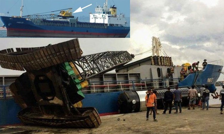 Кран свалился на грузовое судно