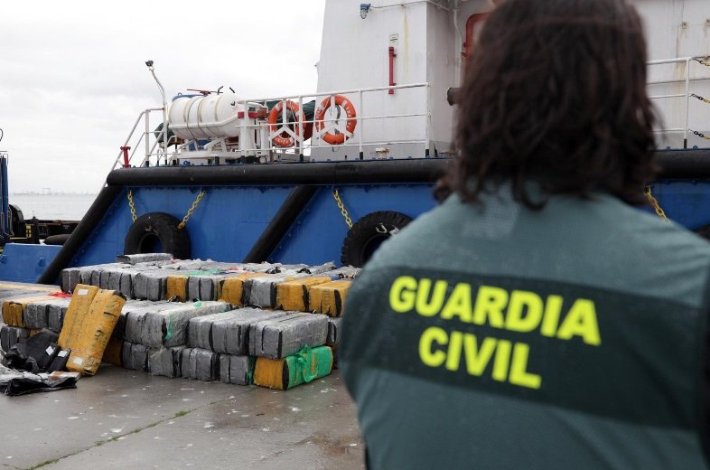 Наши моряки давно и надолго попали в неприятности: МИД не спешит помогать