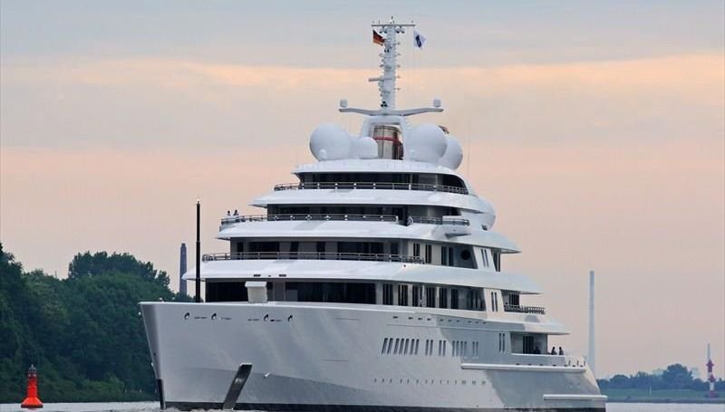 Не судно, а плавающее развлекательное заведение (ФОТО)