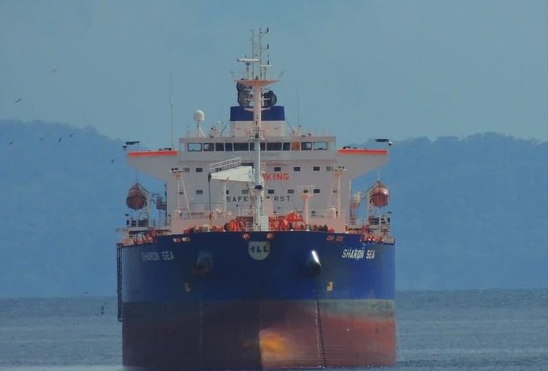 Танкер потерял шлюпку с двумя членами экипажа