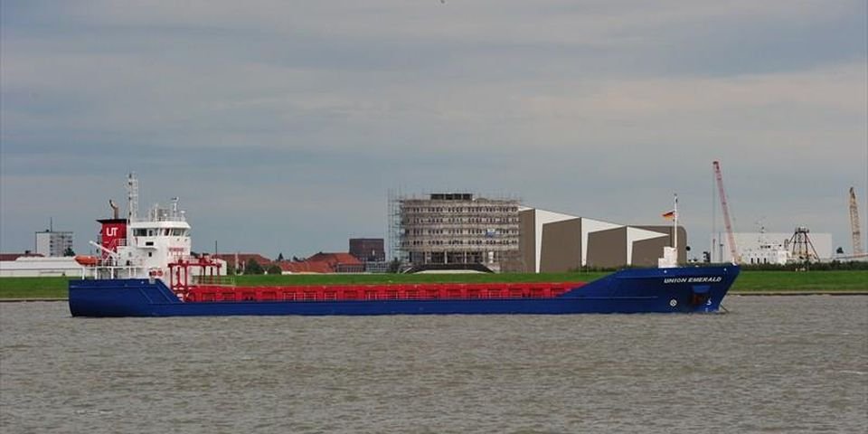 Турки спасают судно с 8 моряками