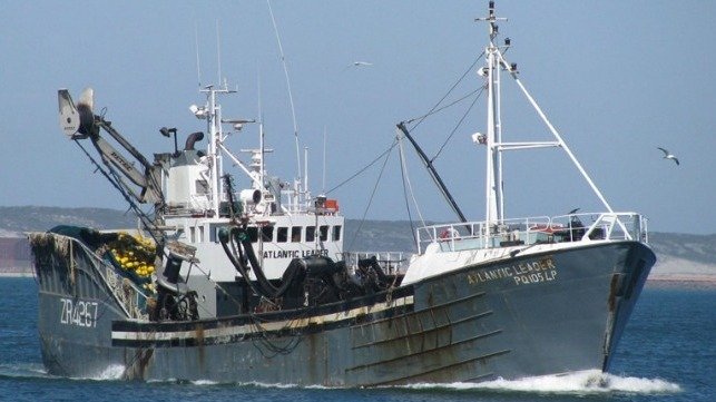 У берегов ЮАР спасли рыбаков с затонувшего судна