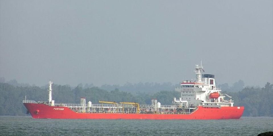 Члена экипажа танкера ударило током