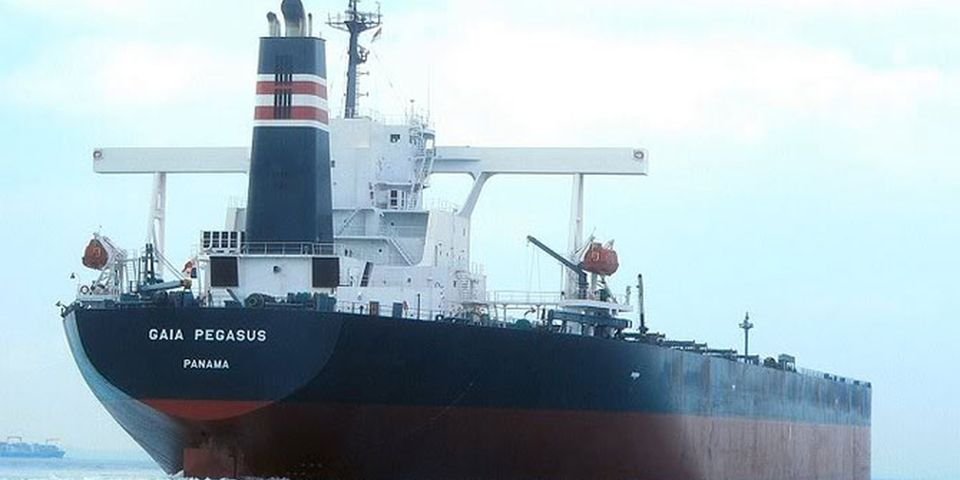 Двенадцать моряков пропали без вести после столкновения их судна с рудовозом