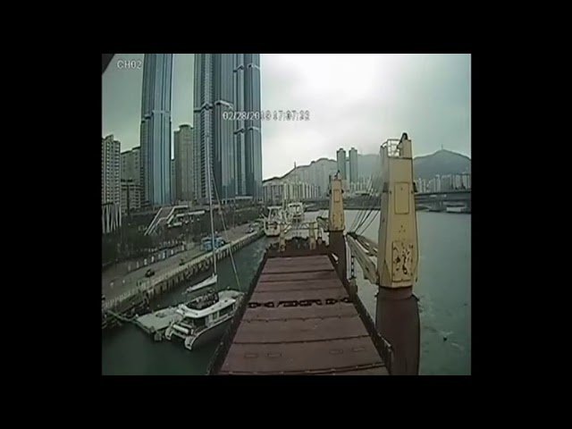 Как балкер мост и яхту таранил: видео с мостика