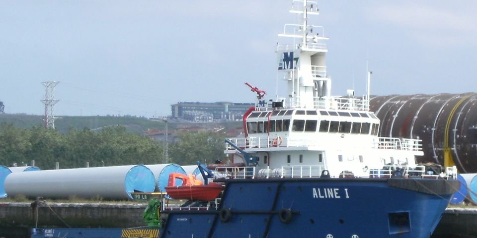 Кран сорвался и упал на офшорное судно