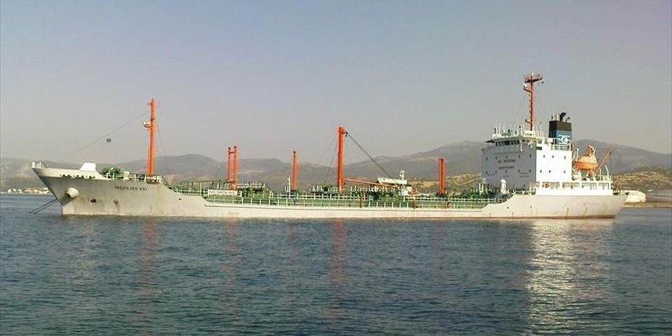 Морякам не рекомендуют работать на судне AXIS