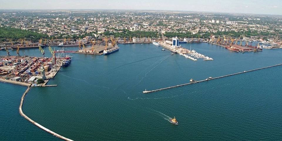 На судне в порту Одессы нашли контрафактное холодное оружие