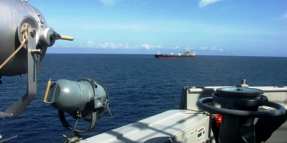 Неизвестные с ножами проникли на танкер, который стоял на якоре