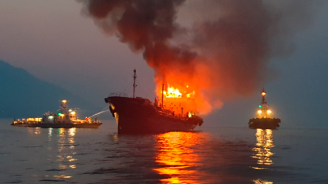 Пожар на танкере в Южной Корее: есть погибшие