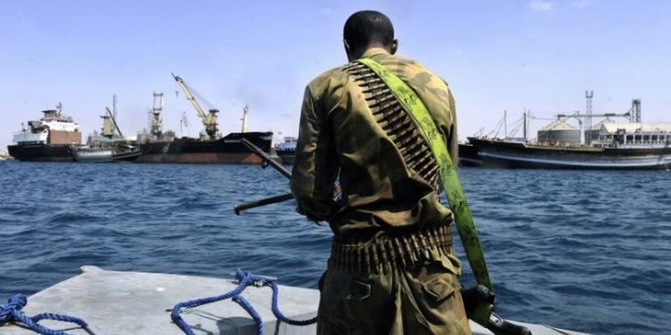 Пять моряков попали в плен к пиратам во время вооруженной атаки