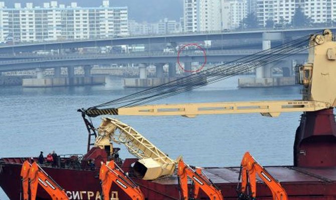 Российское судно врезалось в автомобильный мост в Южной Корее — ВИДЕО