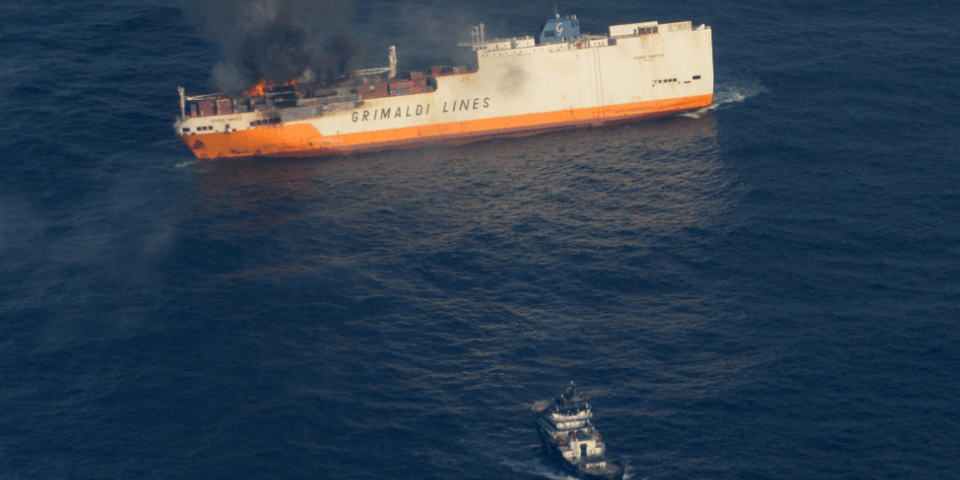 Спасаясь из горящего судна, экипаж на шлюпке попал в шторм