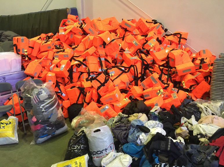 Судно, идущее на помощь лайнеру, потерпело бедствие