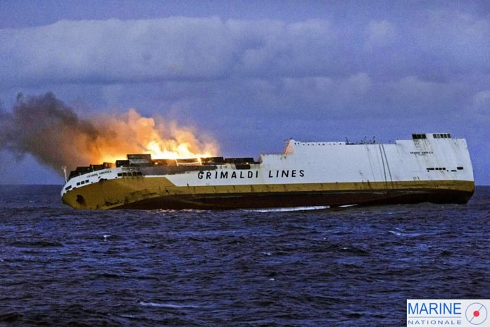 В Бискайском заливе загорелось и затонуло итальянское судно