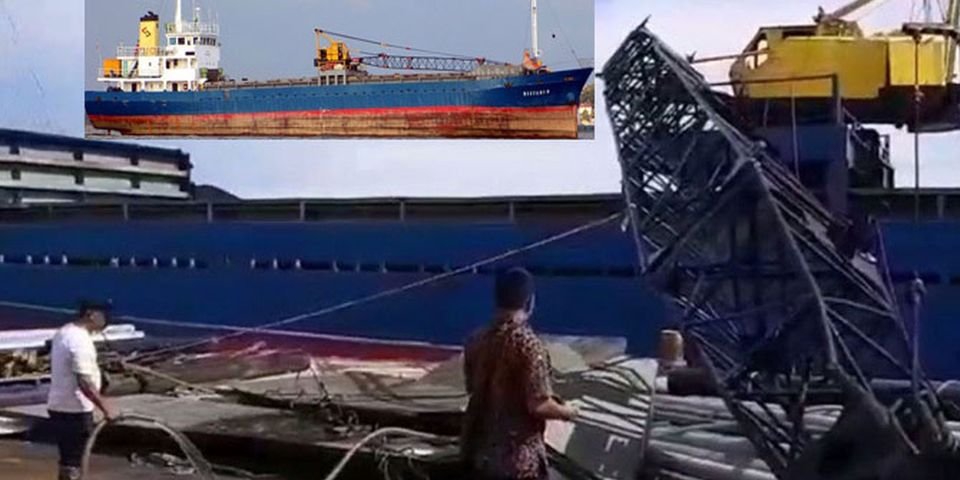 Краном убило двоих человек в порту Индонезии