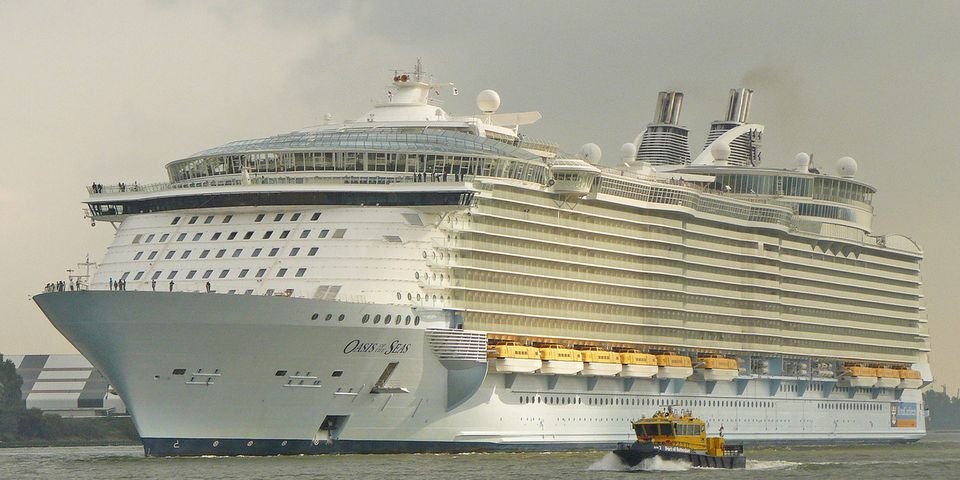 Круизное судно придавило кранами