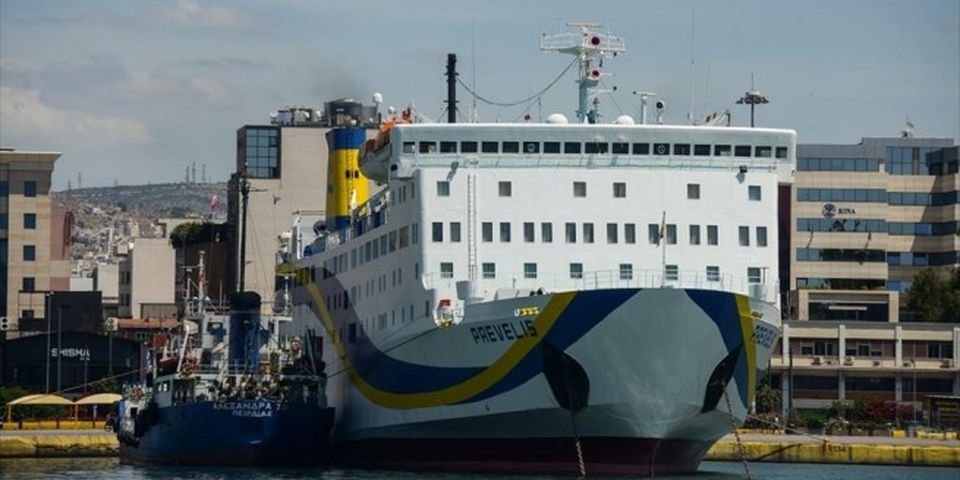 Неудачная швартовка: в Греции судно врезалось в причал