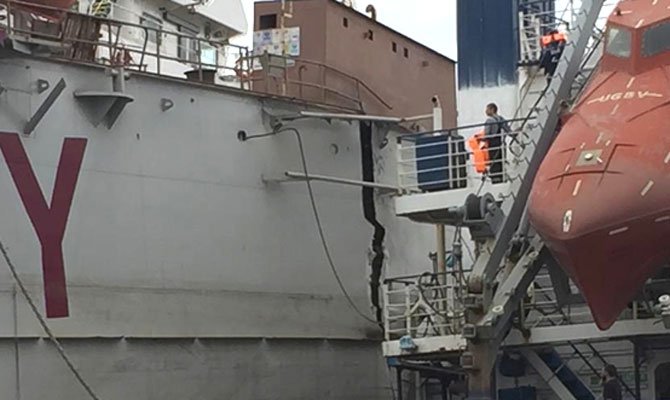 Плавучий док с двумя судами раскололся надвое