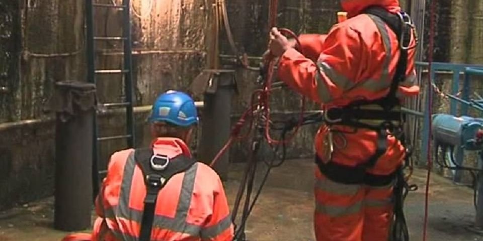 Побежал спасть коллегу и следом за ним надышался «смерти»