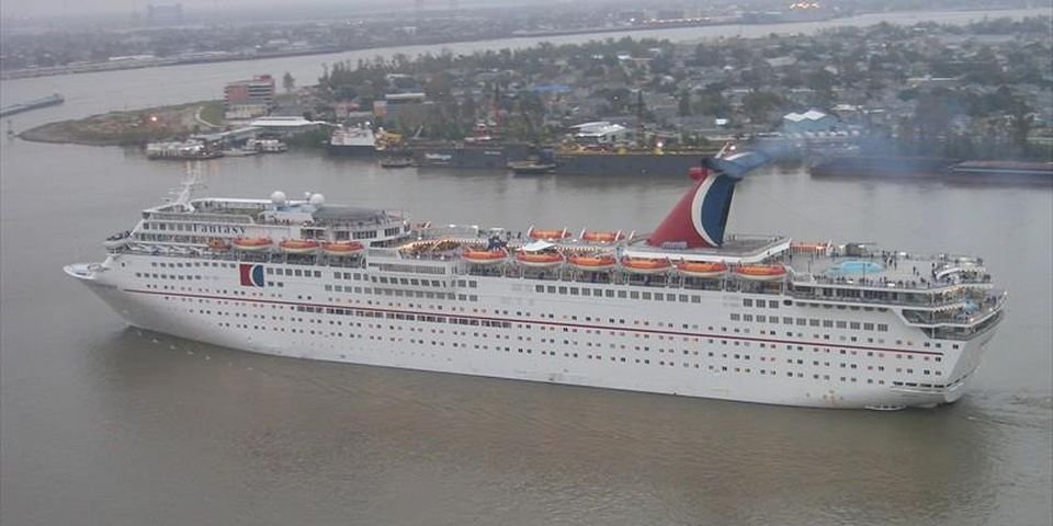 После поломки судна и шести дней дрейфа — моряки спасены