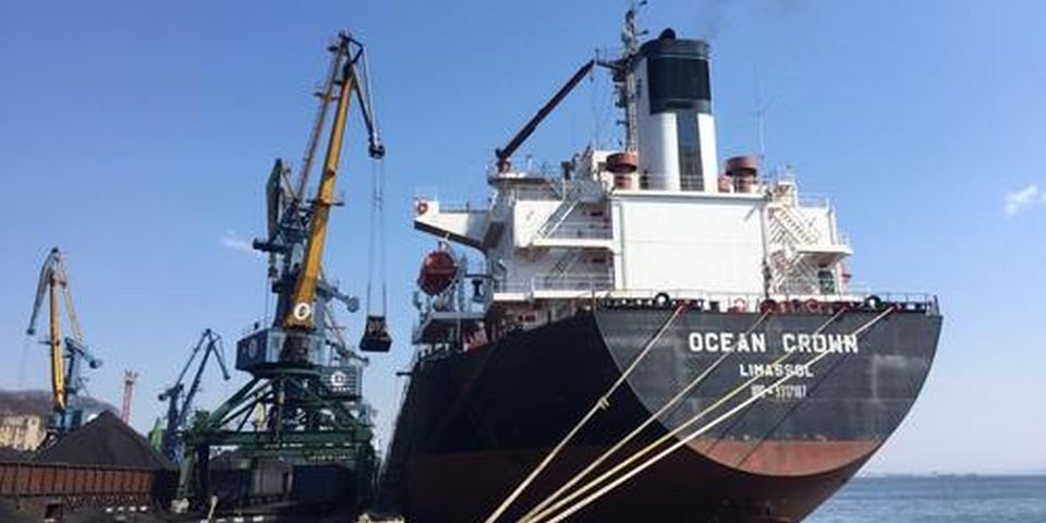 После жалобы на условия труда судовладелец начал «слежку» за моряком