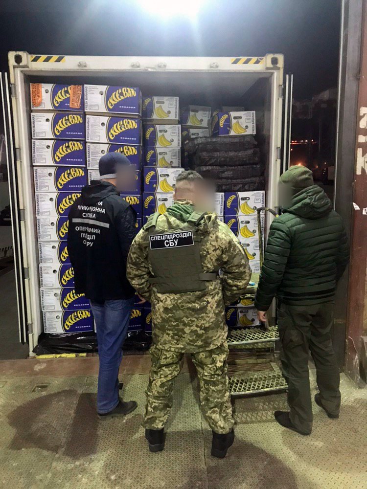 Судно доставило в порт «Южный» не ящики с бананами, а кокаин