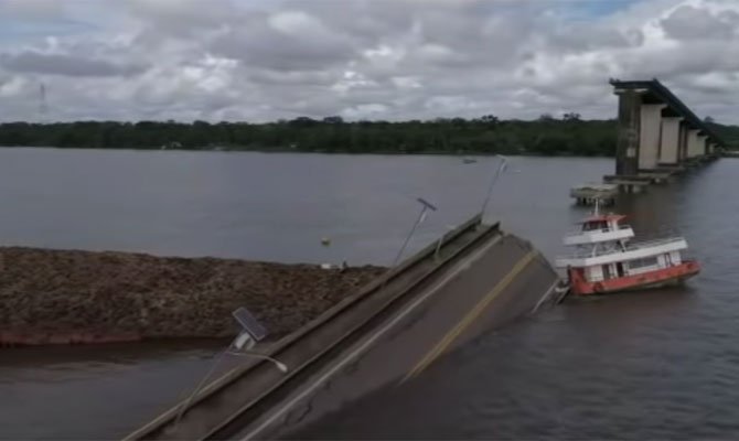 Судно разрушило мост в Бразилии: в воду попадали автомобили