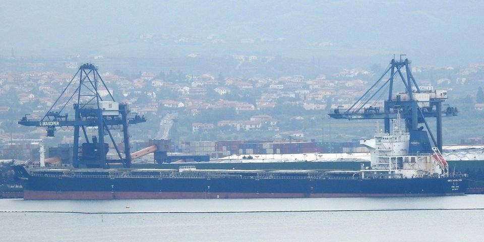 Три члена экипажа серьезно пострадали при взрыве на судне