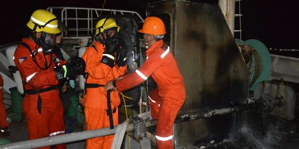 Во время сварочных работ загорелось грузовое судно