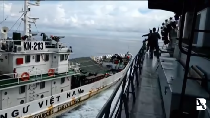 Индонезия и Вьетнам не могут поделить море — видео