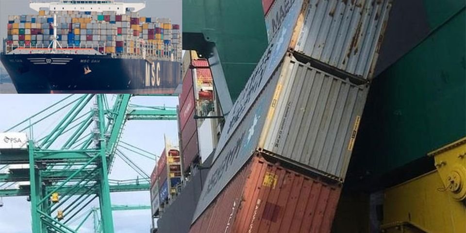 Из-за неточного расчета оператора с судна в воду попадали контейнеры