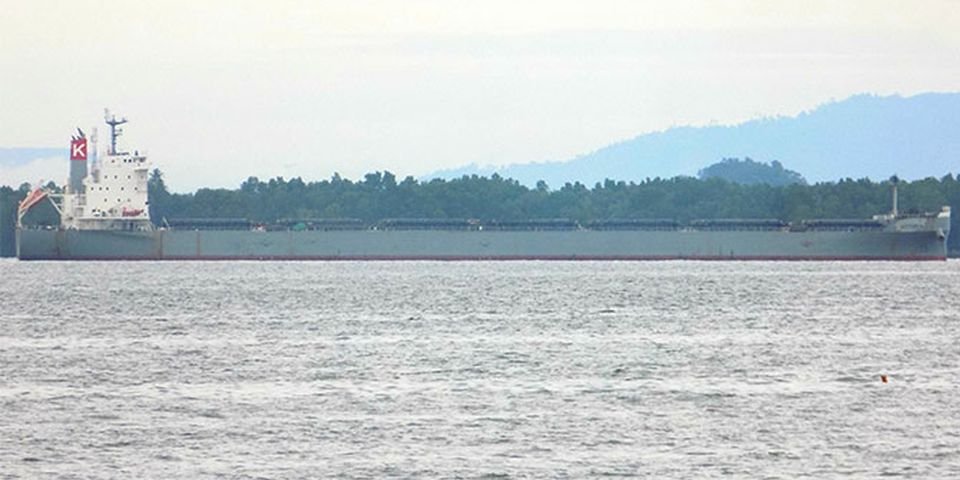 Капитан свалился на пол прямо на мостике