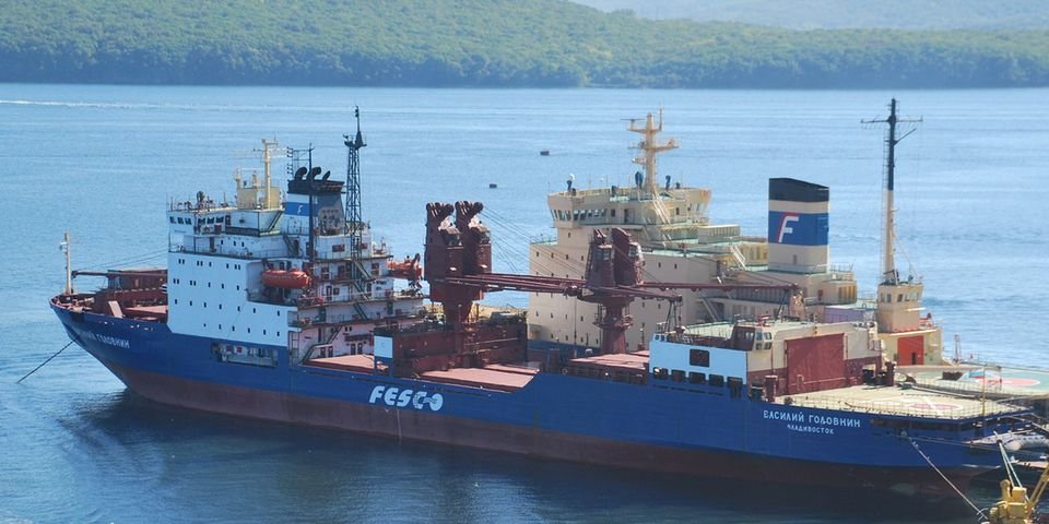 На российском судне с разницей в несколько часов погибли члены экипажа