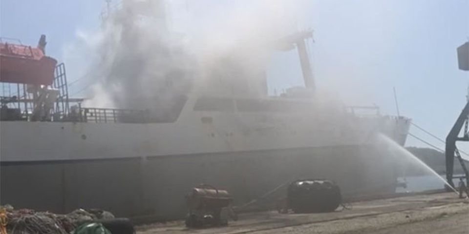 На судоремонтном заводе загорелось российское судно