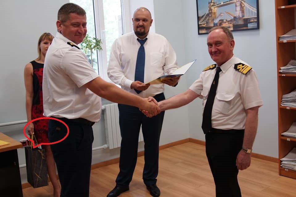 «Прощайте» и… бутылка виски: так МорАд попрощалась с добрыми старыми капитанами портов