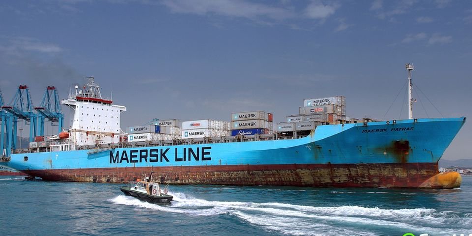 Судно потеряло члена экипажа при посадке лоцмана