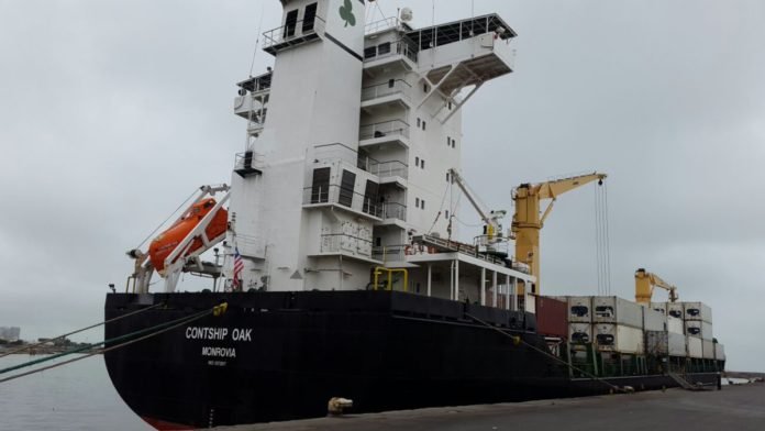 Украинские моряки, захваченные с судна Contship Oak, прибыли в Киев