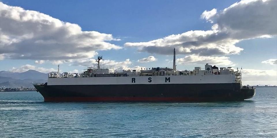 В порту Греции сгорело судно