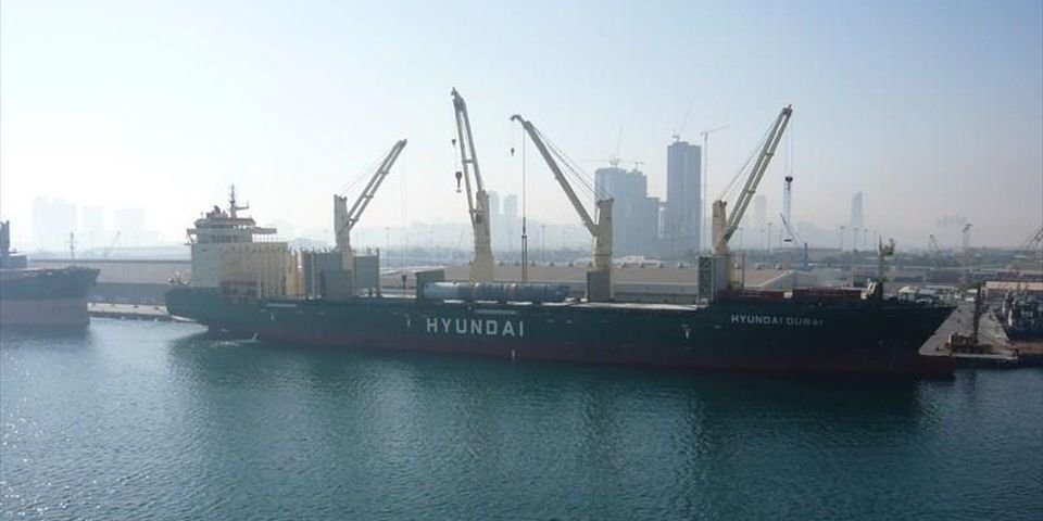 Экипаж загадочно атакованного в Оманском заливе танкера спасали украинские моряки