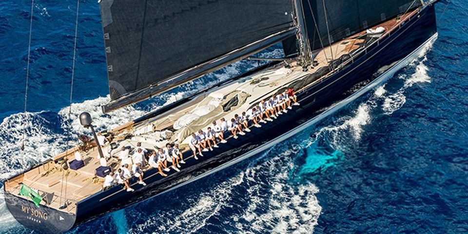 Грузовое судно случайно потеряло яхту, стоимостью 40 млн долларов