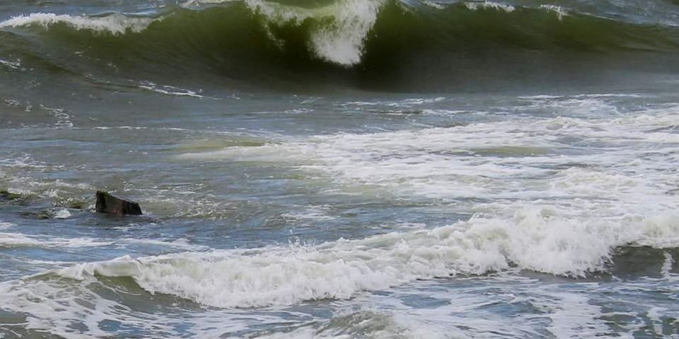 Лоцман и экипаж спасли судно от смертельной качки