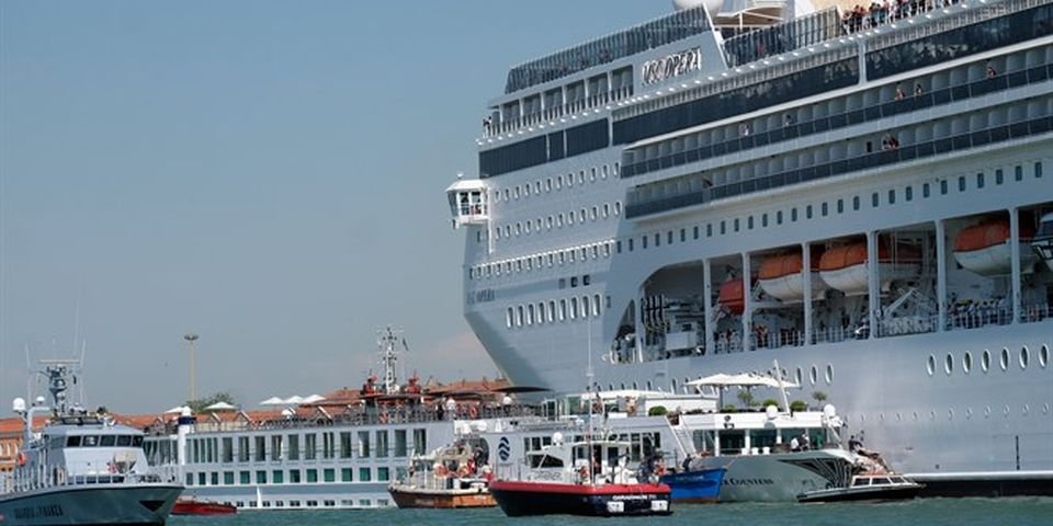 Люди попадали за борт, когда лайнер врезался в прогулочное судно