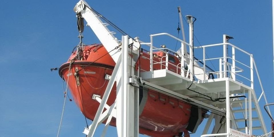 Моряку отрезало пальцы тросом поднимающейся шлюпки