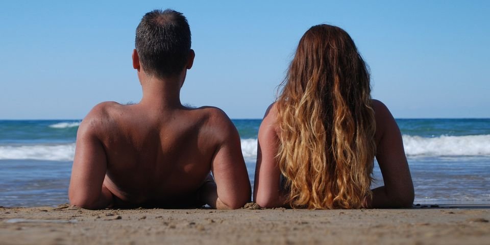 На судно для «нудистского круиза» набирают экипаж